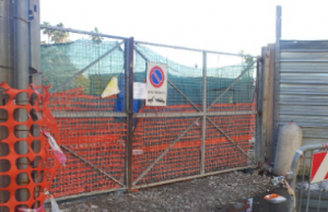 Il cancello del cantiere di Piazza della Libertà con i sigilli dei Carabinieri posti il 28 febbraio in vista dell'incidente probatorio