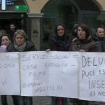 Ad attendere Monti sul Corso di Salerno anche alcuni occupanti delle case di Cappelle, in parte sgomberati ieri dal Comune